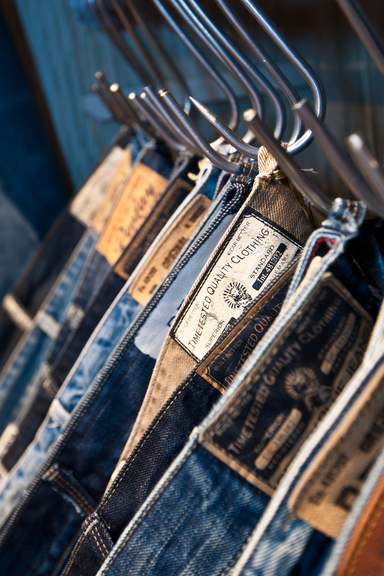 Nahaufnahme von Jeans mit Leder-Patches auf der Stange