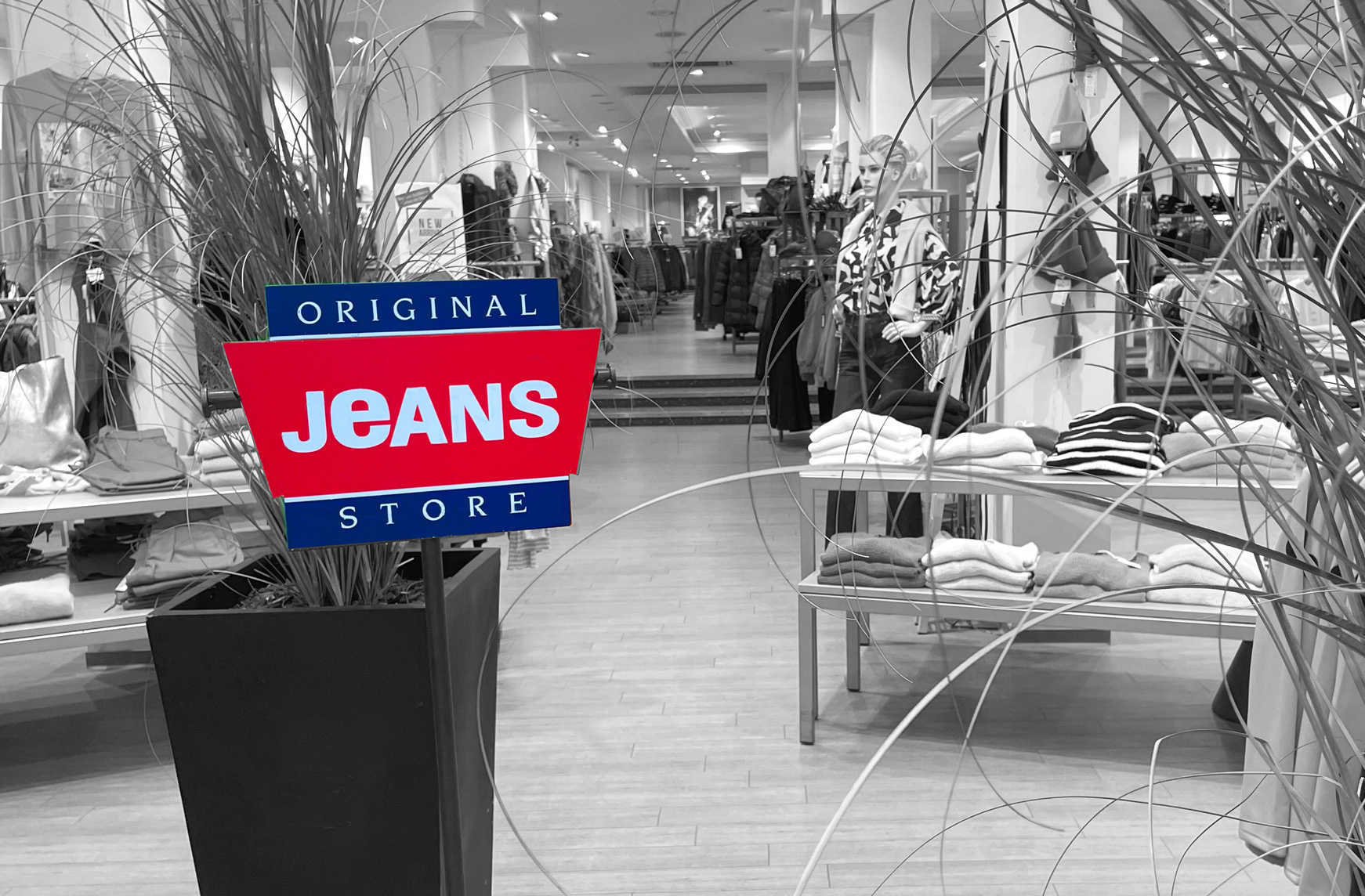 Verkaufsraum des Original Jeans Store mit dem roten Original-Jeans-Store-Schild